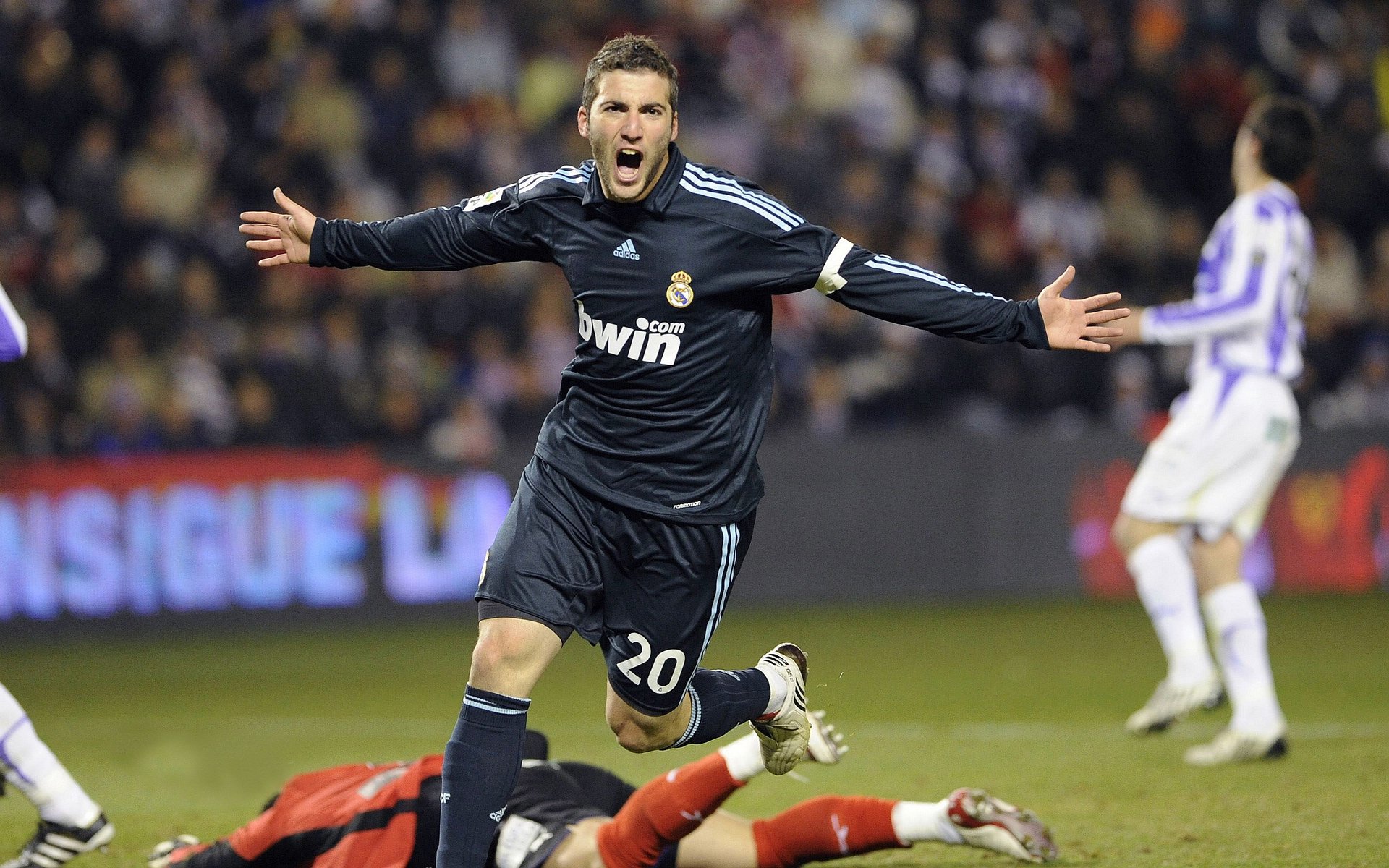 塞内加尔险胜伊朗,本泽马彻底打爆防线,非洲雄狮的利齿与高卢雄鸡的尖喙